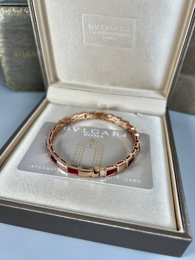 Bvlgari 宝格丽 经典 蛇骨 手镯，经典 耐看，骨感美丽，清新动人！