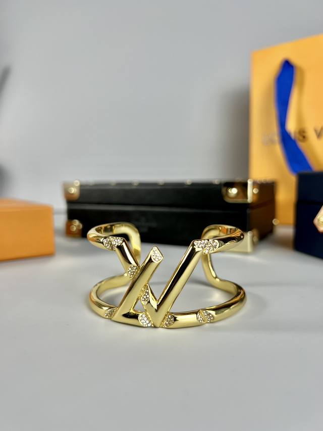 Lv 手镯，Lv Volt 18K 手镯以抛光曲线与密镶钻石的凌厉削面塑造视觉反差，点题 Lv Volt 系列的设计主旨
