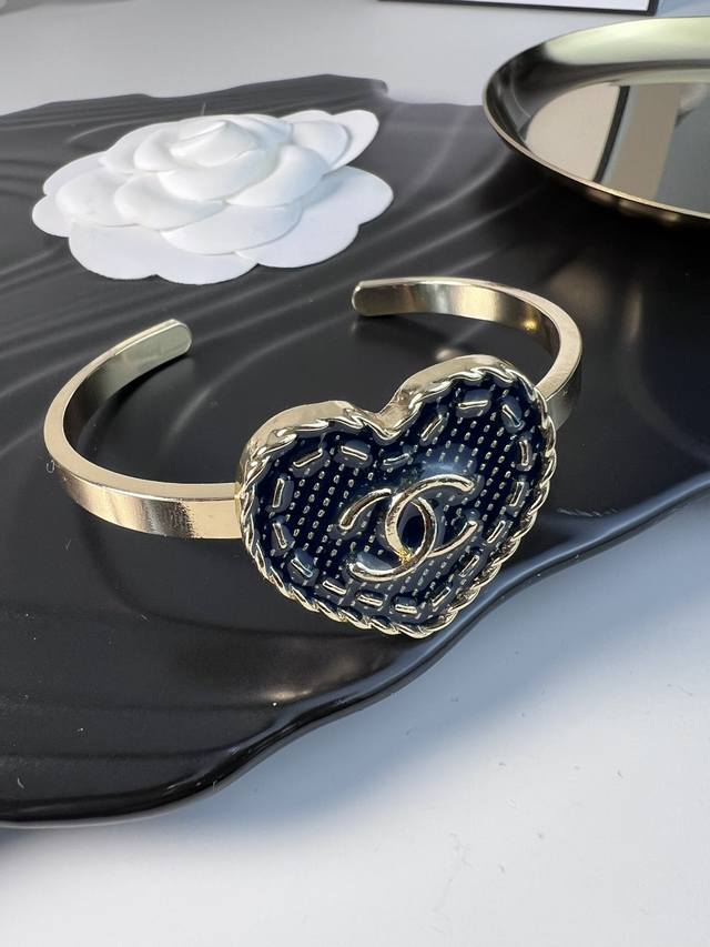 Chanel 24批新款 牛仔配饰 爱心 手镯