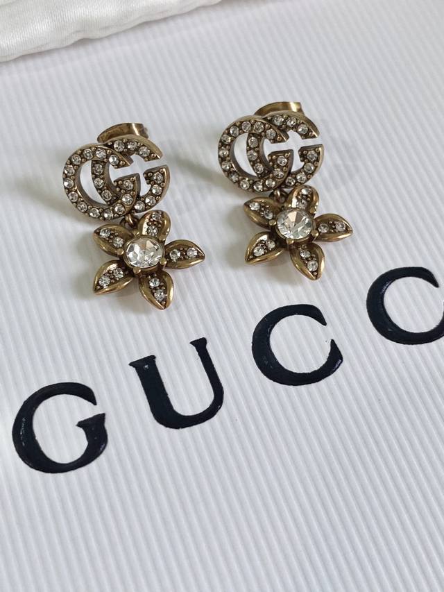 Gucc复古风格耳钉很气派！戴出去绝对焦点 实物更美 光面很难拍得出来 海外订单 Madein 意大利。