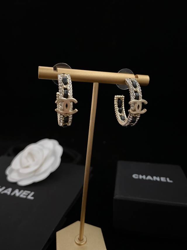 Ch*Nel 最新款黑皮耳环 一致Z批黄铜材质