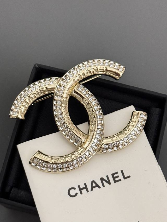 新款Cc满钻胸针 Ch*Nel 超级精致 Z批品质 超级百搭时尚 媲美Z批 这款真的超级美