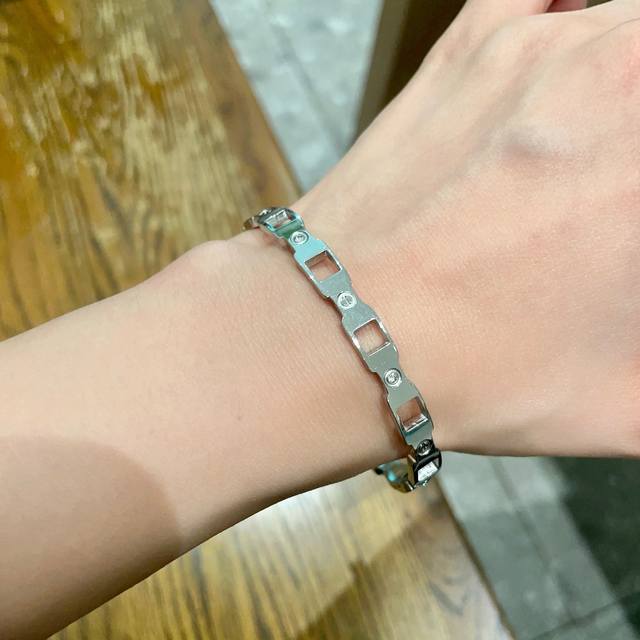 只有银色 Cartier 卡地亚官网最新发布 火爆窄版细款手镯进口精工保色18K高端定制顶级工艺 专柜Logo刻字清晰 360度无死角！全新的窄版设计 更显精致