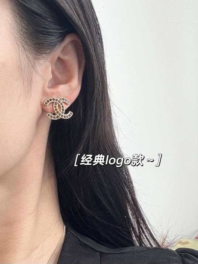 我们出品 Zp6240，量大咨询客Fu！ 香 经典双C耳钉 25A高级手工坊系列非常重工，最新款全网首发现Huo！先到先得哇哇，太美了，这一季必入单品！仙女级别