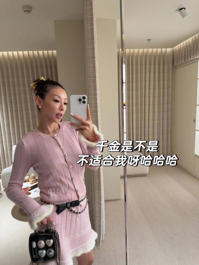 我们出品 Zp5850，量大咨询客Fu！ 香 粉色爱心双C耳钉 25B秋冬最新款，最新款全网首发现Huo！先到先得哇哇，太美了，这一季必入单品！仙女级别！经典的