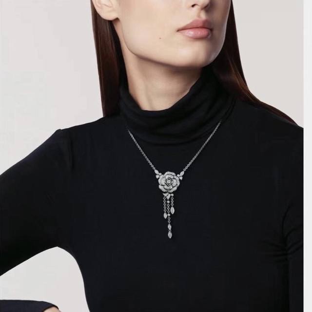 我们出品 山茶花项链 ，可订做18K真金真钻版，只做对版真金货，价询客Fu Bouton De CaméLia项链 山茶花不只是一朵花，它更是灵感之源。极富曲线