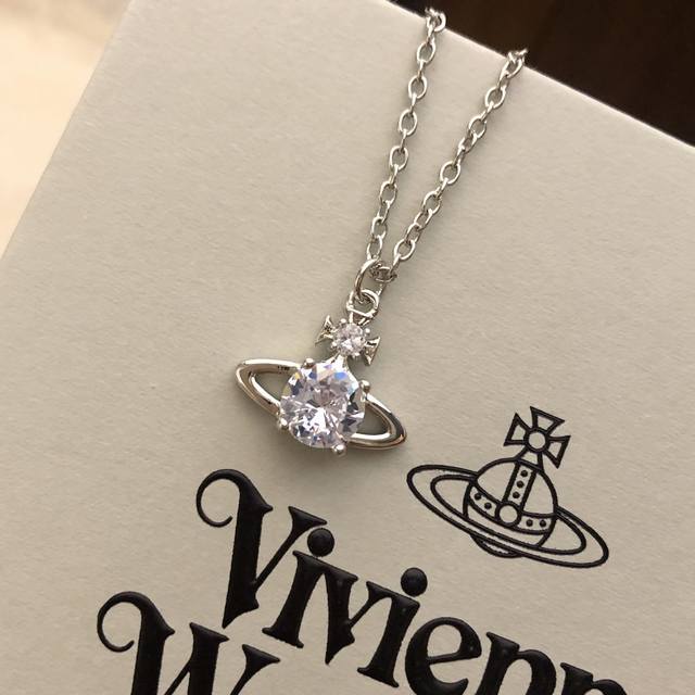 Viviennewestwood 西太后项链宝宝，什么是快乐星球，来，这就是快乐星球！绝美白钻项链，重磅推荐，闭眼入准没错！纯粹王冠球是经典的象征，闪耀土星环勾