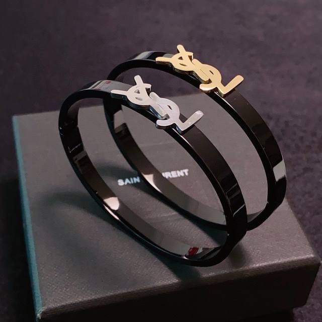 新款Ysl 圣罗兰雕刻字母窄版手镯18Ｋ精钢保色原装材质 Yves Saint Laurent 创立于1961年 优雅抽象大胆别致的设计风格使它成为奢华时尚界著