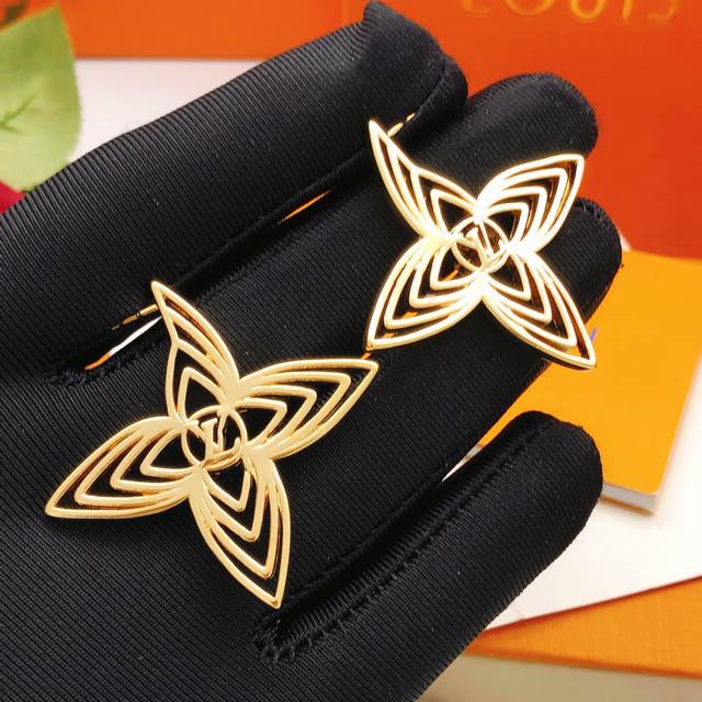 编号Led0349 Lv*最新款镂空梅花耳钉 一致Z批黄铜材质