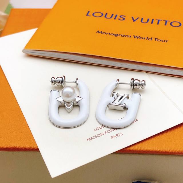 编号Led0364 Lv*最新款白色耳勾 一致Z批黄铜材质