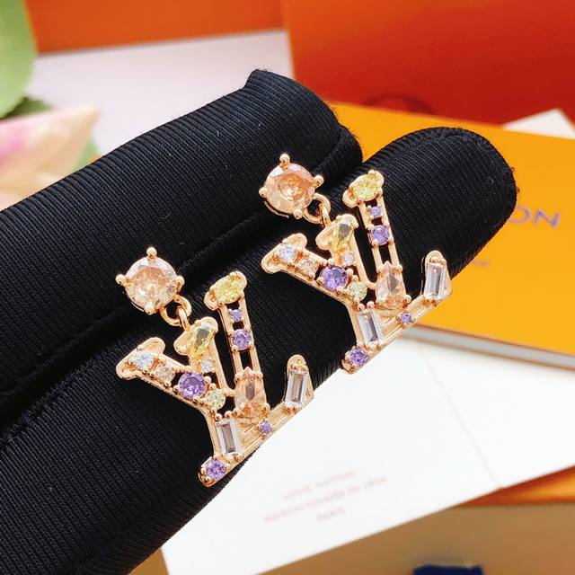 编号Led0368 Lv*最新款玫瑰金色彩钻耳钉 一致Z批黄铜材质