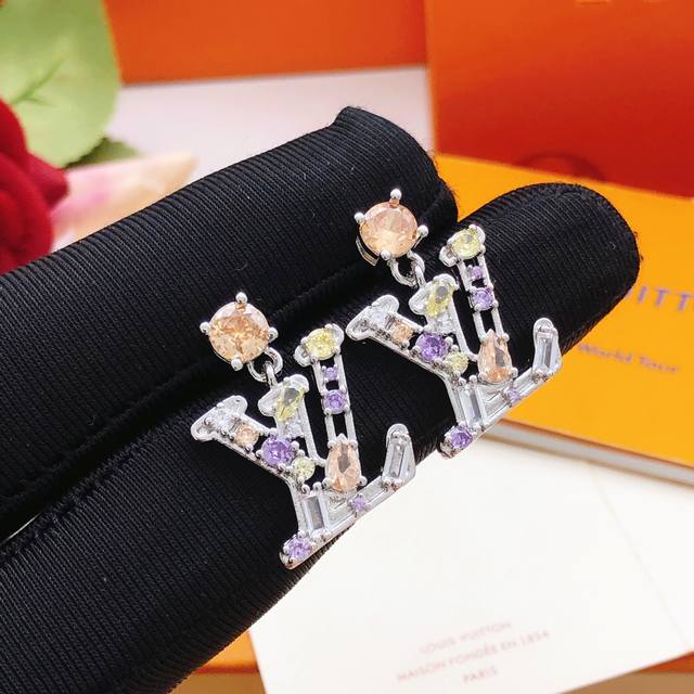 编号Led0353 Lv*最新款银色彩钻耳钉 一致Z批黄铜材质
