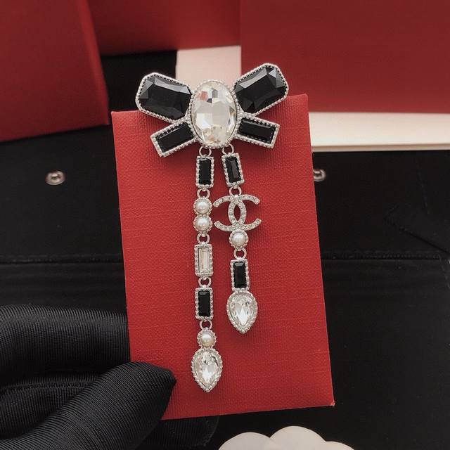 编号Xxz0236 Ch*Nel最新款蝴蝶结胸针 一致Z批黄铜材质