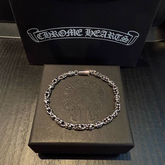 新款 专柜品质 Chrome Hearts克罗心童军花手链 凹凸造型不同的花纹设计风格 呈现出与众不同 十字架 童军花是克罗心的志 所以更经久不衰 正品打版Ch