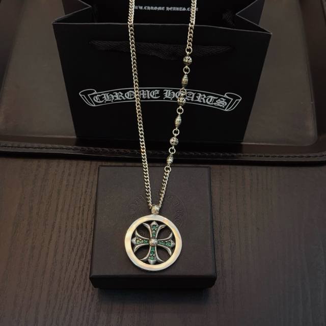 新款 专柜品质 Chrome Hearts克罗心十字花球项链 圆环绿钻十字架吊坠，凹凸造型不同的花纹设计风格 呈现出与众不同 十字架 童军花是克罗心的志 所以更