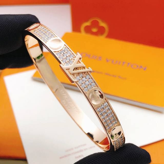 编号Lsz0029 Lv*最新款玫瑰金色满天星手镯 一致Z批黄铜材质