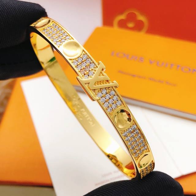 编号Lsz0030 Lv*最新款满天星手镯 一致Z批黄铜材质