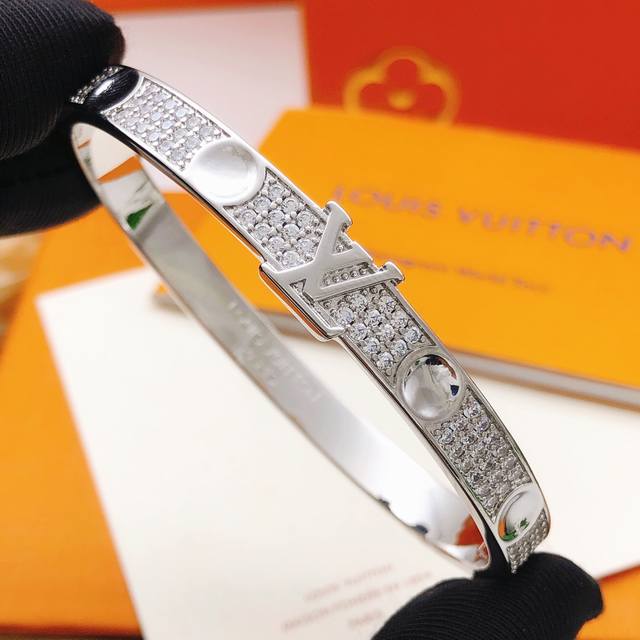 编号Lsz0028 Lv*最新款银色满天星手镯 一致Z批黄铜材质