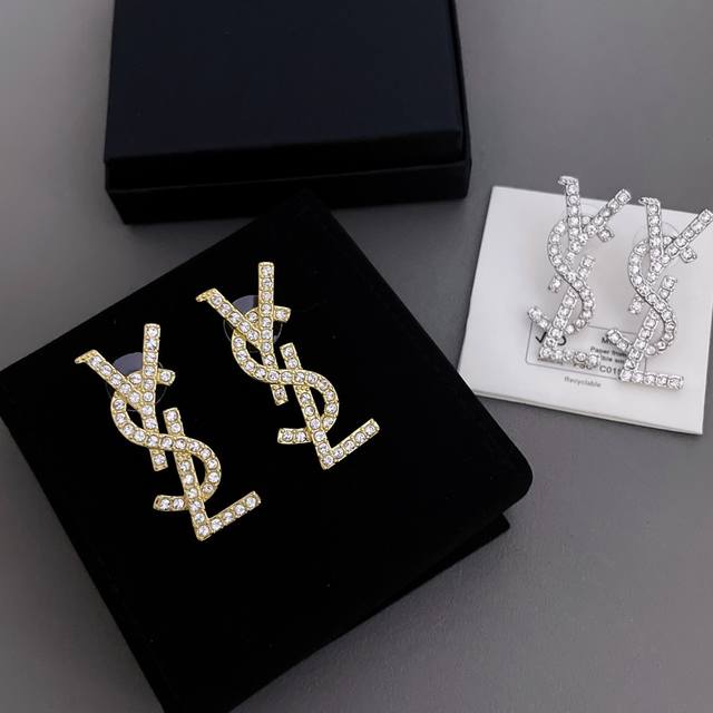 剩金色 我们出品 Ys1满钻耳钉 这款真的太宝藏款了 银色售罄 ，感受一下我们的用钻！太Bling太仙了 不管穿什么衣服，什么风格，都可以把它搭上去，瞬间就真香