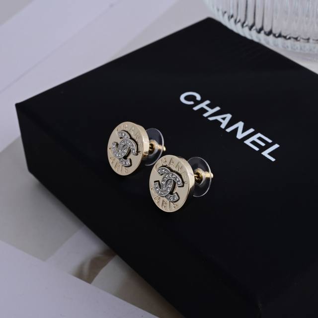 项链 耳钉 Z批打版 小香 Chanel 套装优雅大方精工设计 雕刻 非常修饰脸型 青春活力 看惯了一如既往的耳钉 一眼就被这款吸引了 非常漂亮的颜色搭配 时尚