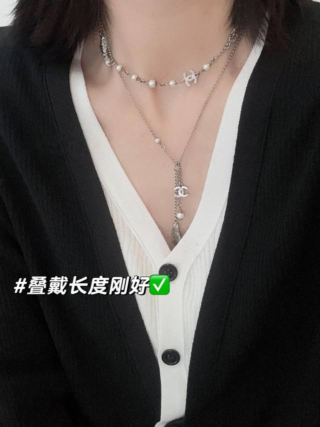 我们出品 量大咨询客Fu Ch Nel羽毛项链 买它[机智]，非常非常的好看，上身的漂亮完美程度，可以用惊艳形容！太太太美了而且，非常重工！上边每一个纹路细节对