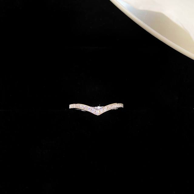 彩白 全新José批Hine 加冕 爱戒指，尺寸5678号。以“V”型冠冕标志镶钻与珍珠的搭配，定格恒久、守护爱情；光晕围绕恒久主石，又如日常累积的点滴甜蜜，一