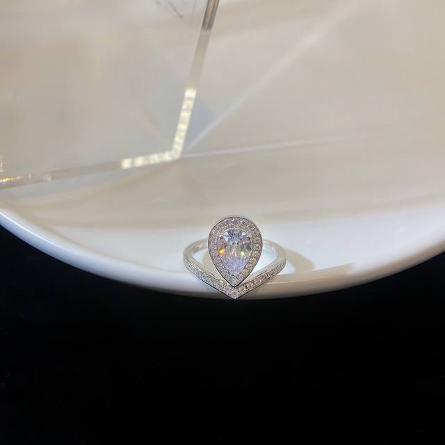 彩白 Josehine 约瑟芬系列，梨形宝石1.5Ct主石钻戒。尺寸5678号，采用925银镀铂金不掉色工艺，人工合成超真仿真钻，与真品对比无差异新José批H