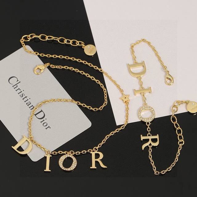 Dior 迪奥Jadior 字母项链手链 采用金色作为主要颜色，配上字母、五角星、增添了一份可爱。饰品的复古风格非常的讨好，与吊坠的搭配不会显得特别的沉闷，金色
