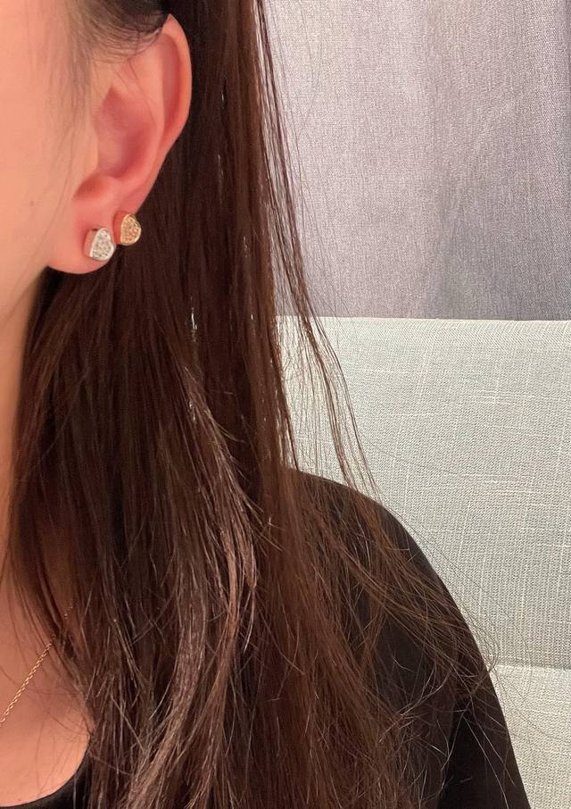 V金材质。萧邦心形满钻耳钉 我的爱藏于心 却形于色高品质 秒杀全网最高性价比 热卖 颜色 赞 点缀闪闪锆石媲美K金质感时尚 高贵气质