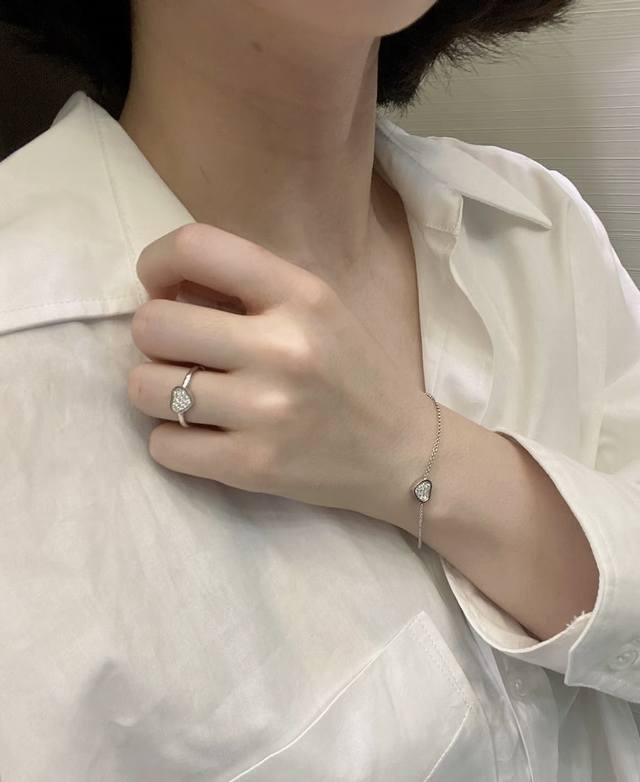 V金材质。萧邦心形满钻手链，现货 我的爱藏于心 却形于色高品质 秒杀全网最高性价比 热卖 颜色 赞 点缀闪闪锆石媲美K金质感时尚 高贵气质