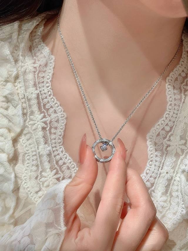 V金材质 。香奈儿菱格珠珠点钻项链，热销款 闪亮亮的进口锆石折射出耀眼的火彩 市面最高版本 香家经典Logo镶钻线条简洁流畅，通过菱格纹的巧妙排列与组合，营造出