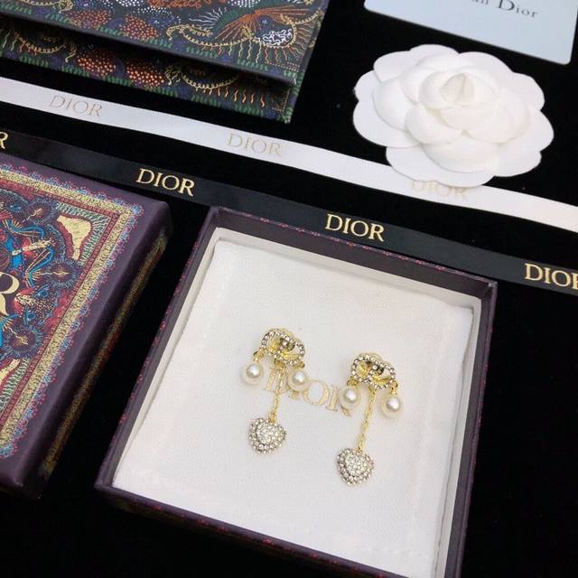 迪奥耳环 Dior新款施华洛水晶钻耳环现货即发 爆款随时断货欧美风格 时尚 造型设计很漂亮专柜材质 纯银