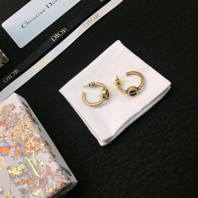 Dior 迪奥 字母耳环 专柜新款上市 美得不要不要的 唯美 浪漫 人手必备款 火爆小红书 精选Z批一致材质 超 Nice