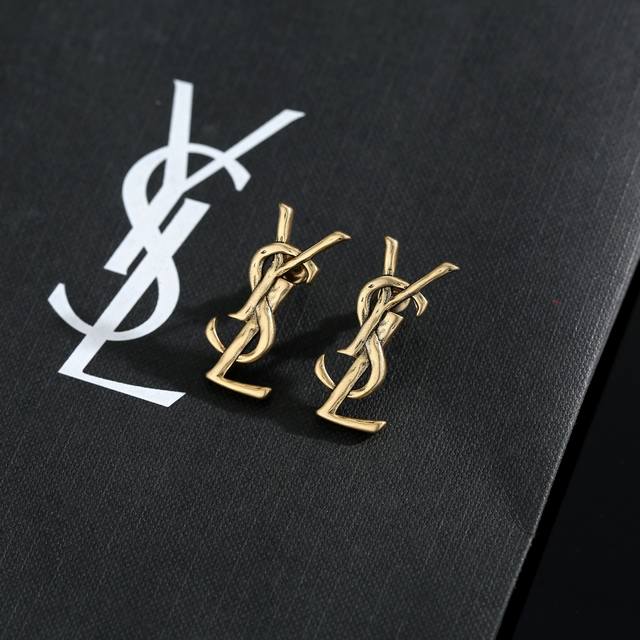 圣罗兰耳钉 原装黄铜材质 Yves Saint Laurent 创立于1961年 优雅抽象大胆别致的设计风格使它成为奢华时尚界著名的品牌之一。引领精致、时尚、新