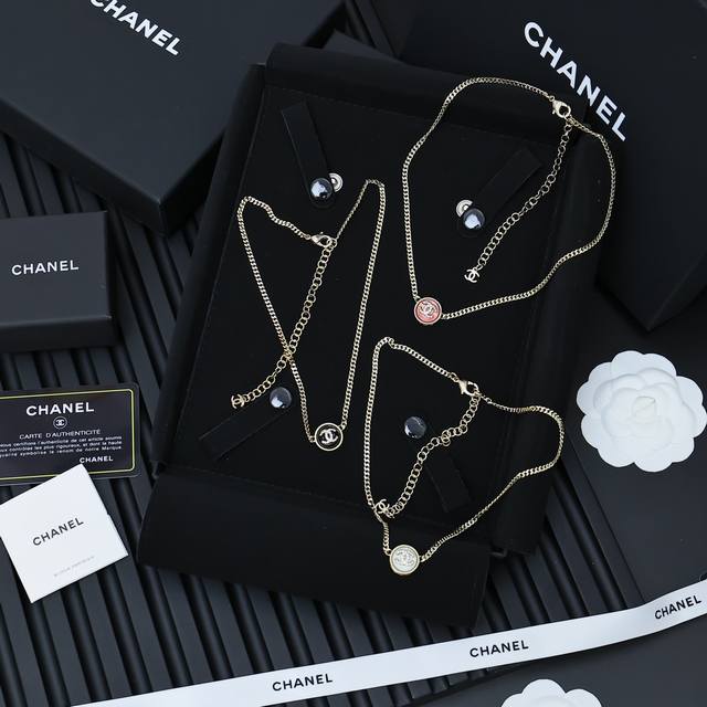 Chanel 糖果色纽扣项链香奈儿吃糖果了吧我要一个多巴胺的夏天Chanel亚克力纽扣耳钉好俏皮糖果色给人好快乐的感觉#Chanel 香奈儿纽扣项链