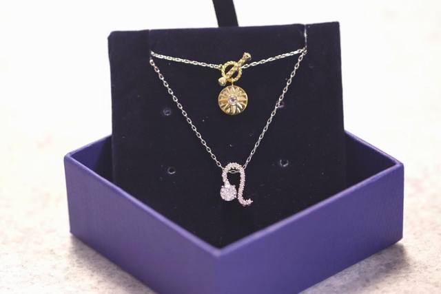 Swarovski 狮子座守护神锁骨项链这款施华洛世奇链坠是以星座的符号为灵感。其时尚十足的星座符号装饰揉合了闪亮迷人的透明色密镶Swarovski仿水晶和白色