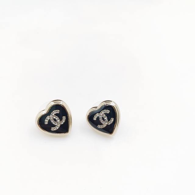 Chanel 最新款黑色爱心耳钉 一致Z批黄铜材质