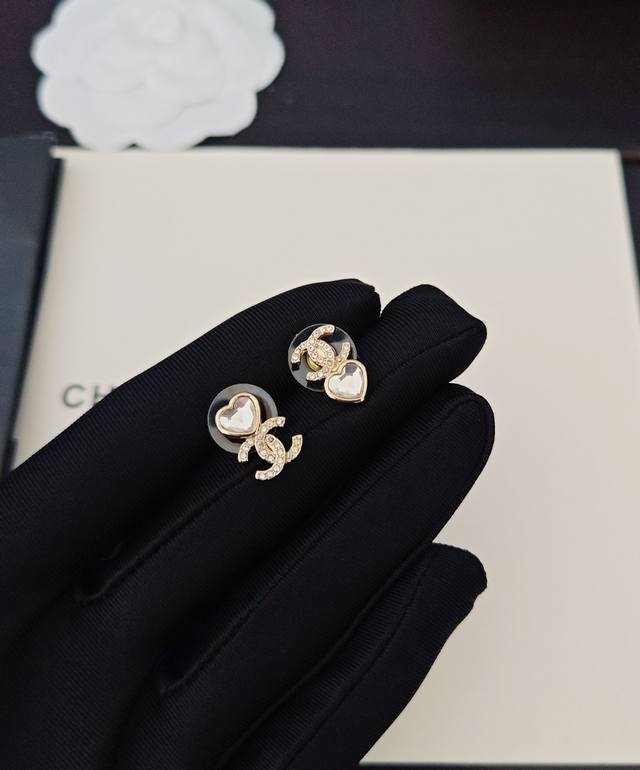 Chanel 最新款白钻爱心不对称耳钉 一致Z批黄铜材质