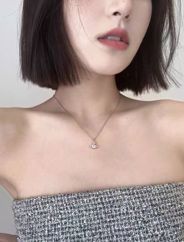 土星镶粉钻项链，太精致了喜欢这种小而精致的款，是种很精致的饰品！这个东西我说来说去就这些话。但西太后这个牌子没尝试过的可以试试；很可以。主要太日常，并不是得穿的