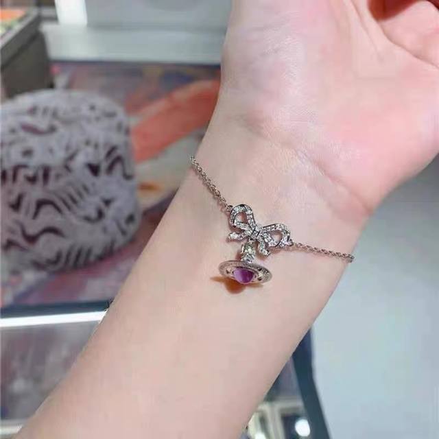经典紫色土星手链Vivienne Westwood西太后土星手链 英国时装设计师，时装的朋克之母！时尚潮流风格，品质强大，超美的设计！简约大气刺绣Logo精致这