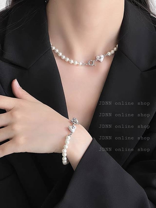 西太后 Vivienne 珍珠项链爱心吊坠搭配 简约大气Ins风十足。珍珠项链是每个女孩都必备的单品。超甜超可爱～