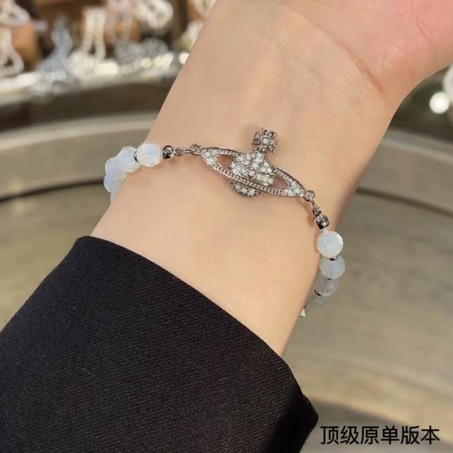 西太后 Vivienne 满钻 土星手链闭眼准入没错！白钻镶嵌、纯王粹冠球经是典的象征，闪土耀星环勾未勒来波光转流间，开启一场未与来的崭新际遇！我采们用特定华施
