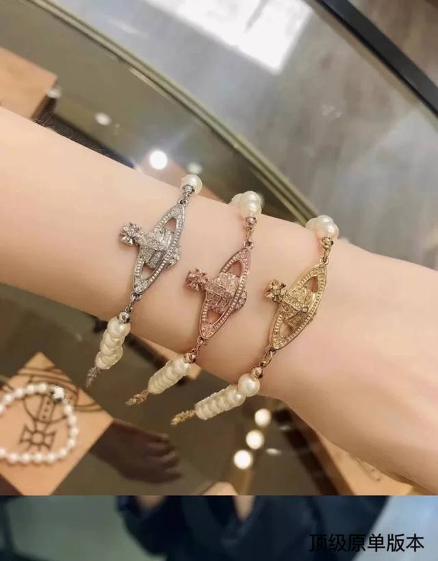 西太后珍珠手链今年珍珠手链也是大势，珍珠上手真的绝绝子～土星搭配珍珠奶酷奶酷的。作为西太后女孩一定要入，墙裂推荐Cool Girl 还有可爱的小仙女们