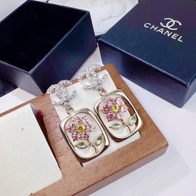 Chanel香奈儿镂空水晶彩钻茶花字母组合耳环金色彩花透明耳环 明星同款时尚潮流 独特抢眼 超级无敌美[色色R]Chanel ♀ 仙女耳钉耳钉控的我对这副耳环的