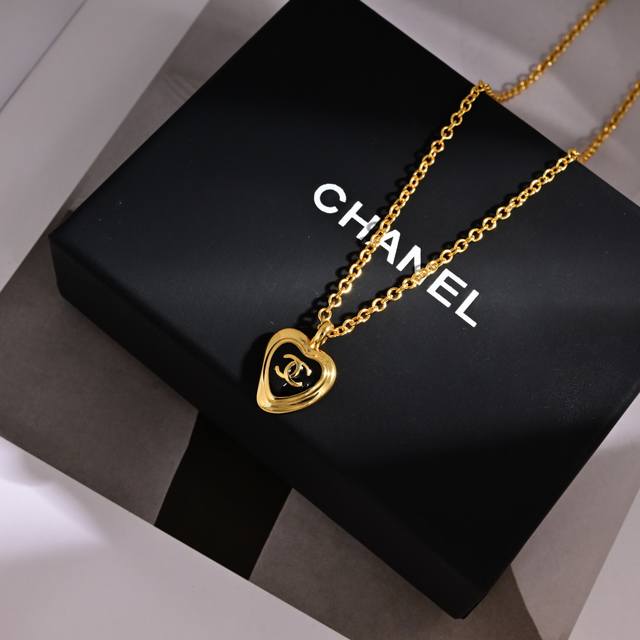 项链 耳钉 Z批打版 小香 Chanel 耳钉优雅大方精工设计 雕刻 非常修饰脸型 青春活力 看惯了一如既往的耳钉 一眼就被这款吸引了 非常漂亮的颜色搭配 时尚