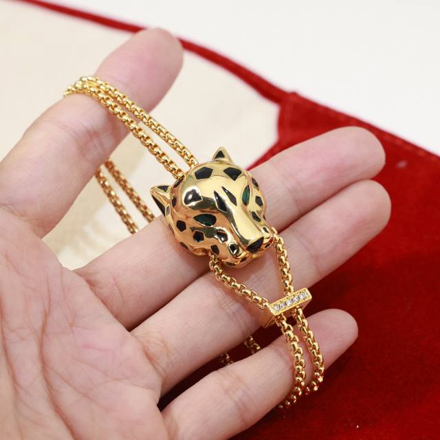 Cartier 卡地亚 豹子手链出货经典贵族范儿、奢华抚媚豹子设计独家实拍 亚金材质电镀18K金！搭配祖母绿豹眼 使豹子神态更加动人霸气豹女神必备 卡地亚手链