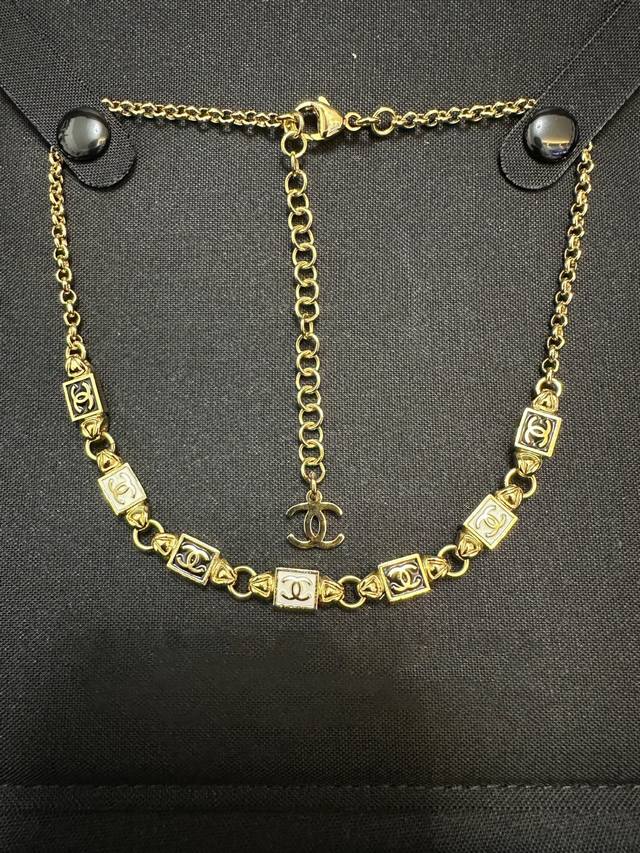 我们出品 Zp9100,量大咨询客Fu 香24批黑白珐琅方块 Choker 项链 最爱的Vintage遇到绝对不能错过！五金配件细节做工完美得无懈可击，实物更精