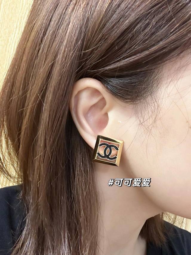 我们出品 Z批 6370！量大咨询客Fu 香 镂空方块黑 白珐琅耳钉 24手工坊系列全网首发老规矩先买先得镂空小方块设计自带视觉冲击！经典的黑金，白金配色，超百
