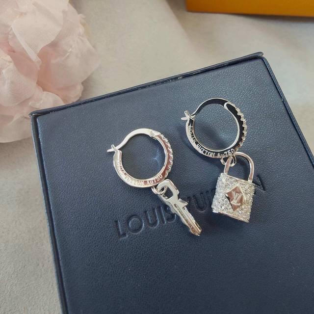 Lv Ab款锁头钥匙 时尚又百搭Lv时尚又百搭新款 Lv 锁头钥匙 耳环 路易威登耳钉Diamond Blossom系列 闪耀的光芒让你在这个夏天 显得更与众不