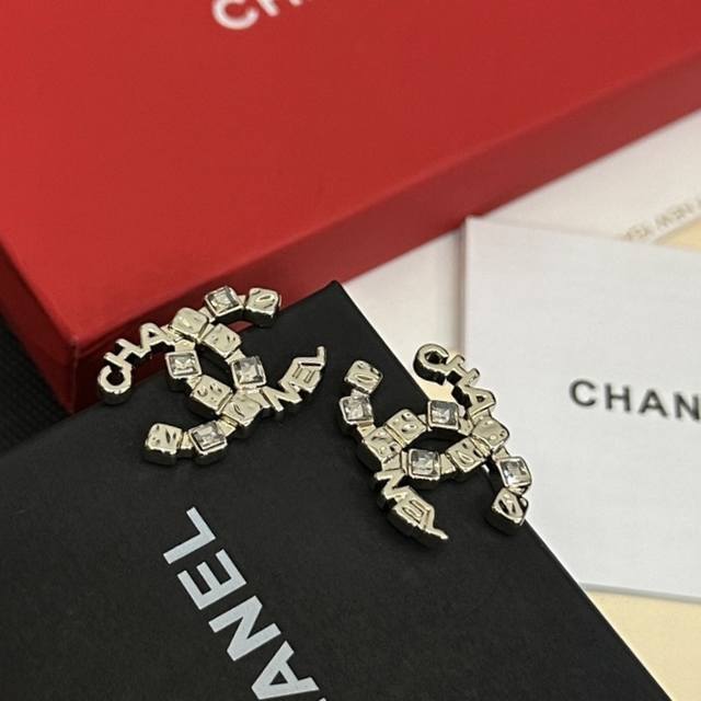 Chane 小香25K方钻字母组合双C耳环 重磅推荐！万年经典款，这一季的设计，真的要给一万个，款款戳中人心啊！非常有质感的一款耳钉，每期必入的经典双C耳钉，全